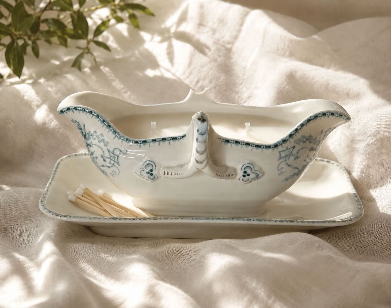 Boch Frères Belgian Saucière à Deux Becs, Rubis Pattern