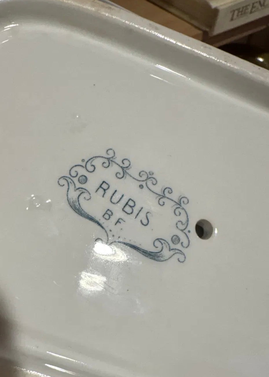 Boch Frères Belgian Saucière à Deux Becs, Rubis Pattern