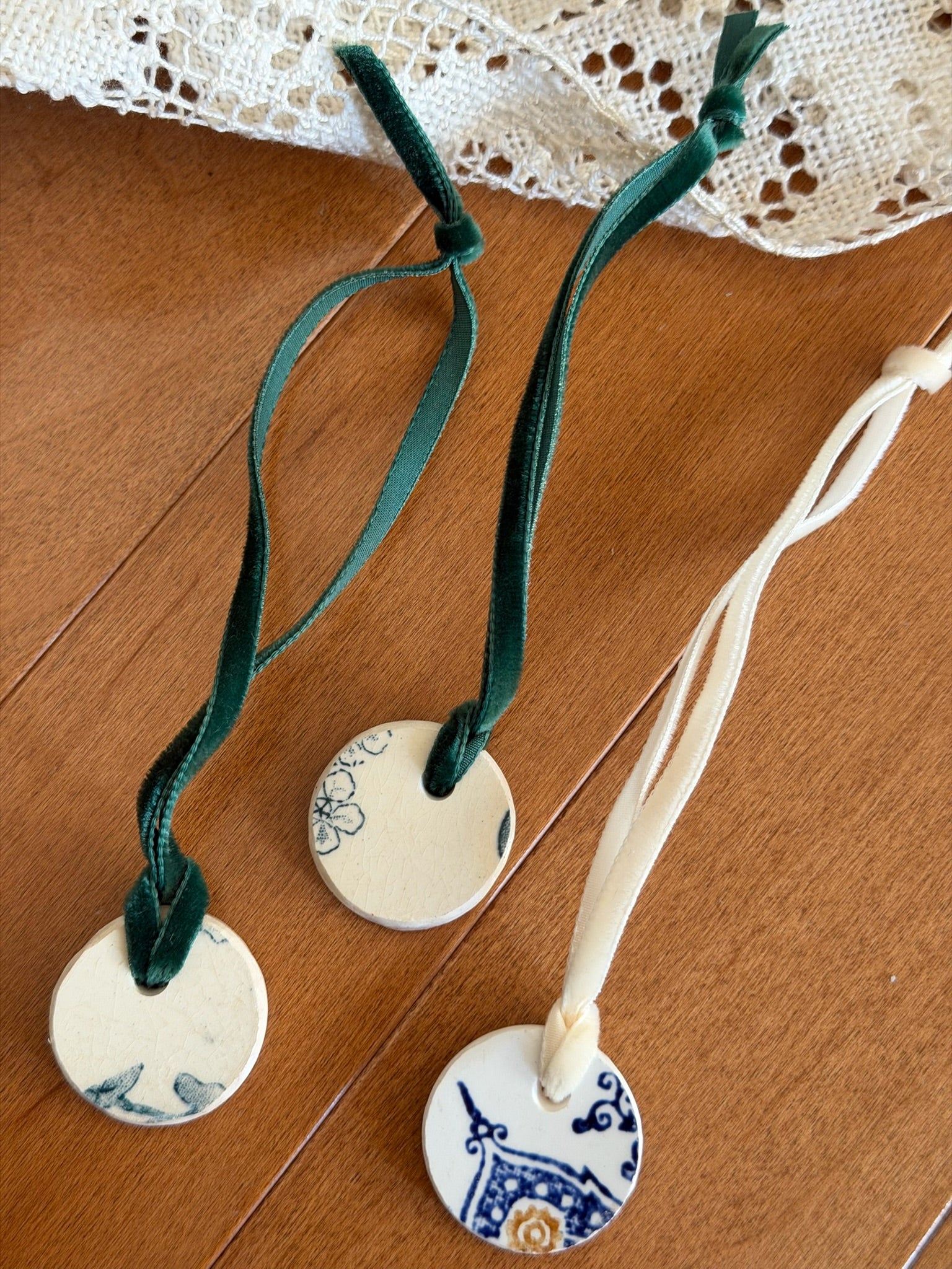 Antique plate fragment ornament - x-small