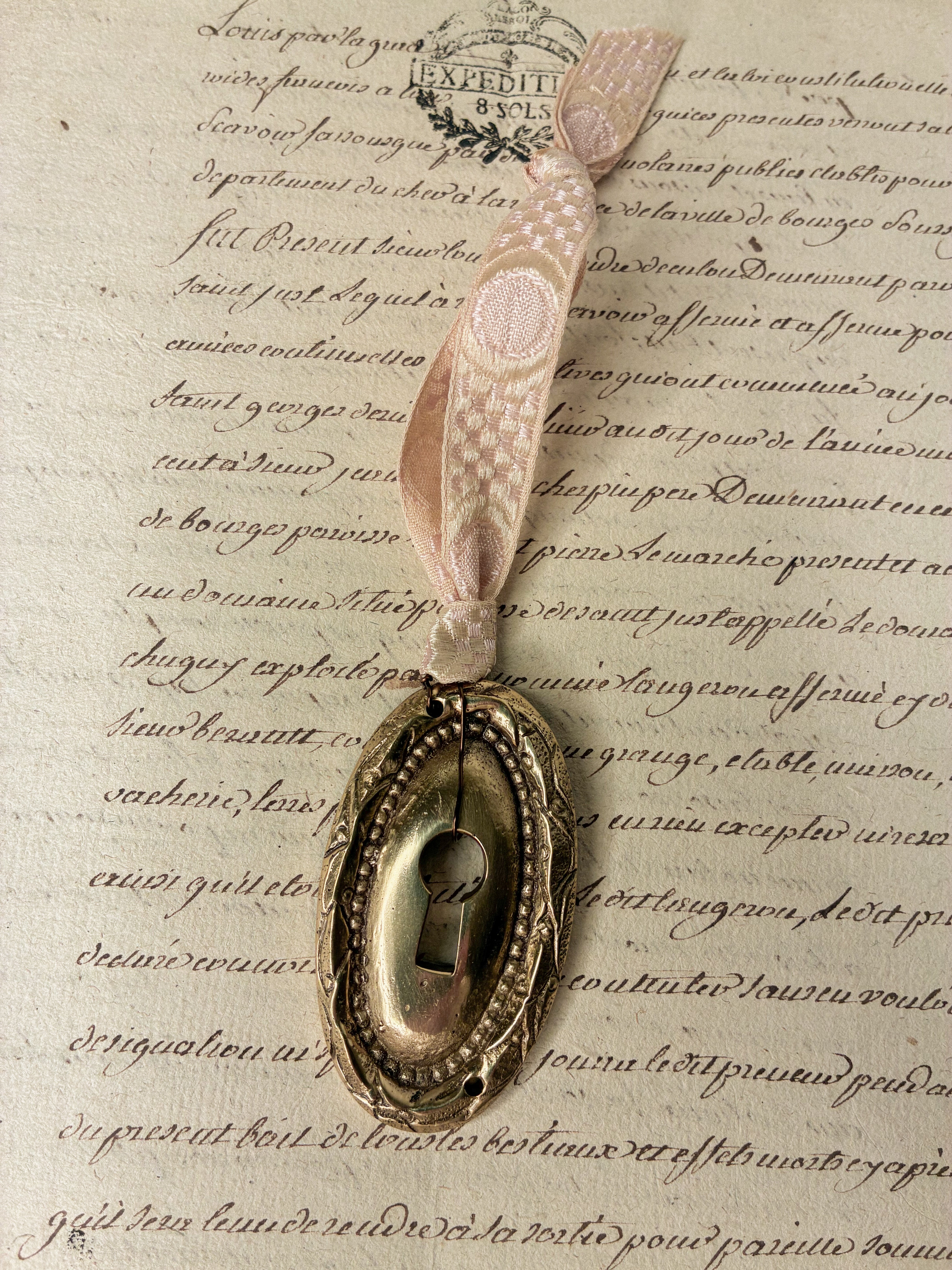 Ornament C: escutcheon with jacquard ribbon