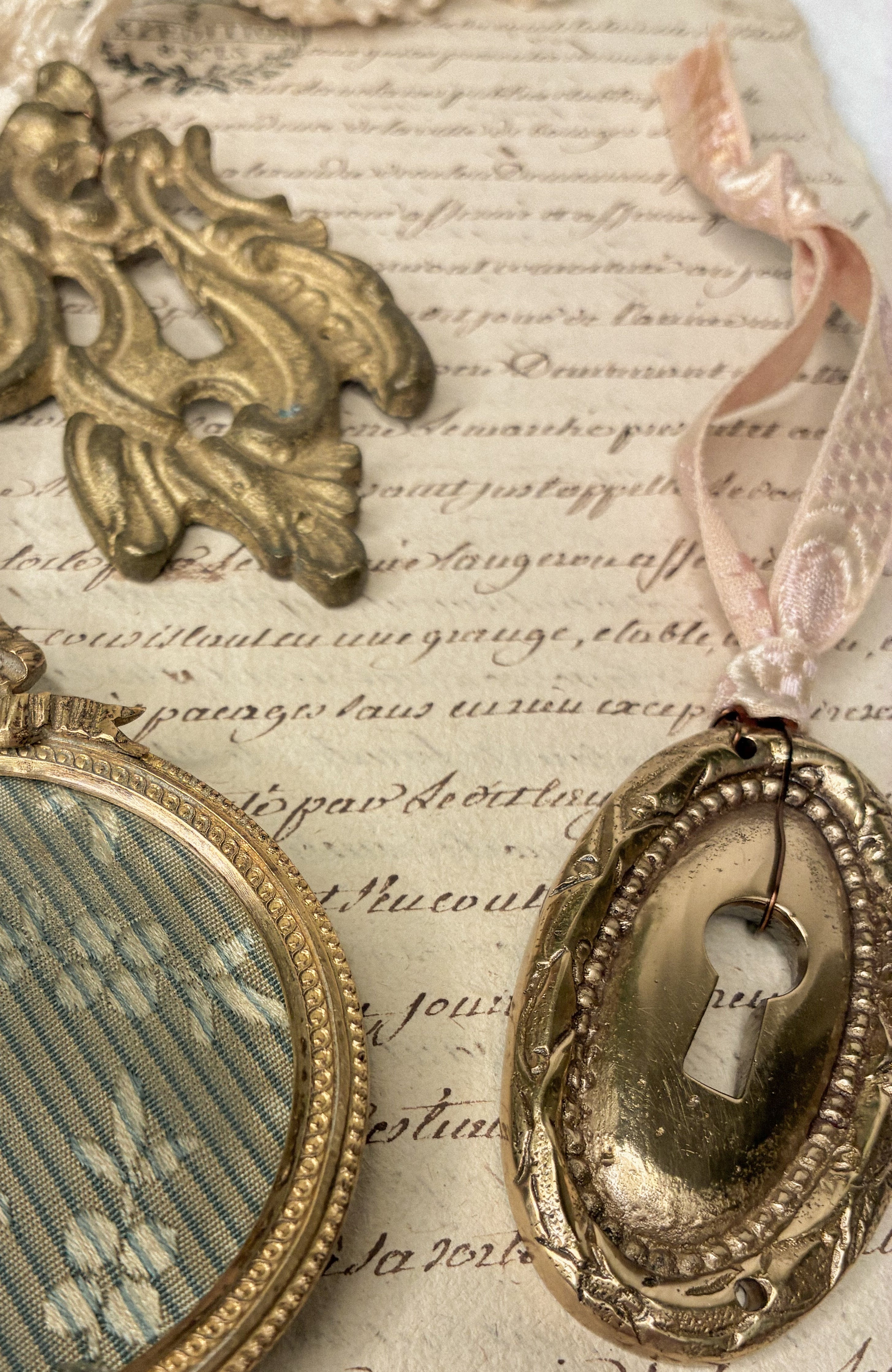 Ornament C: escutcheon with jacquard ribbon