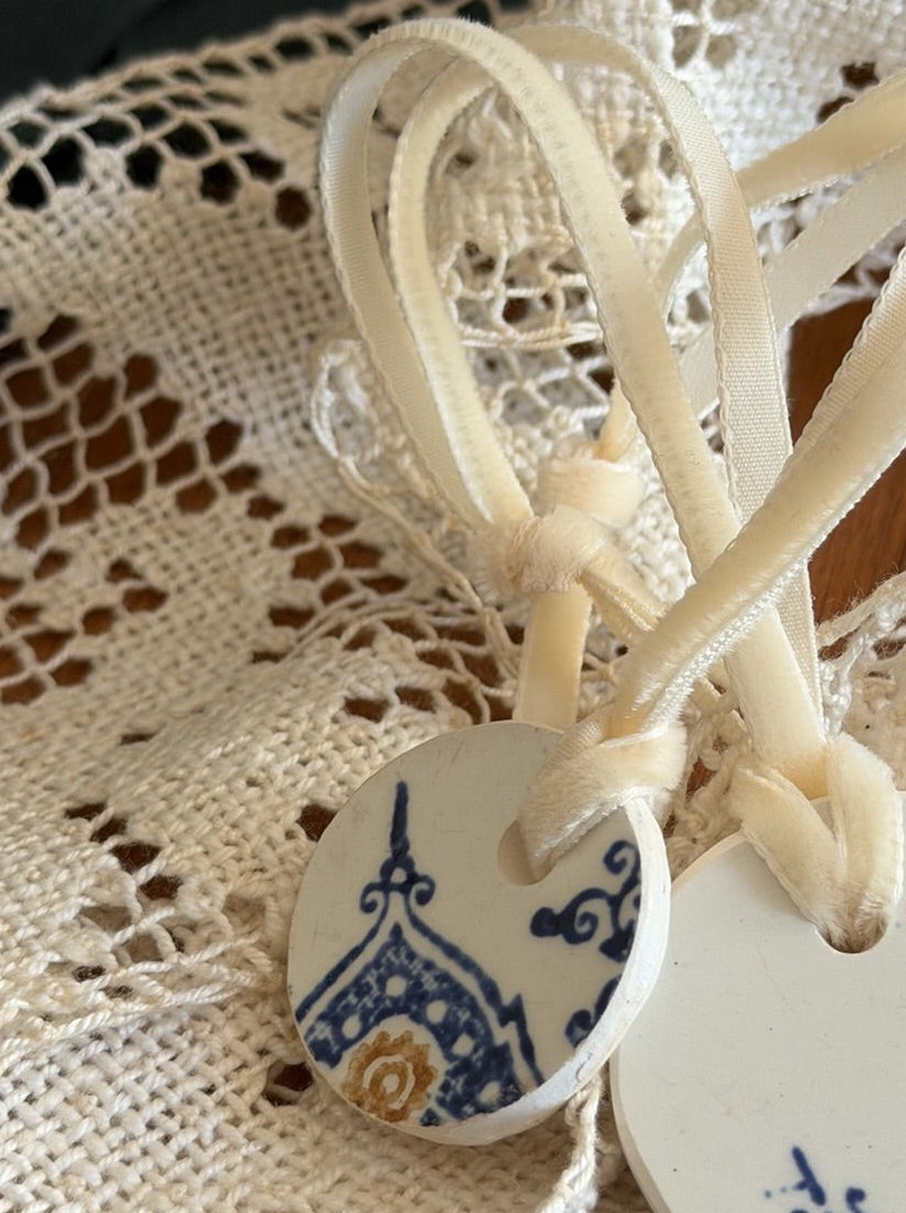 Antique plate fragment ornament - x-small