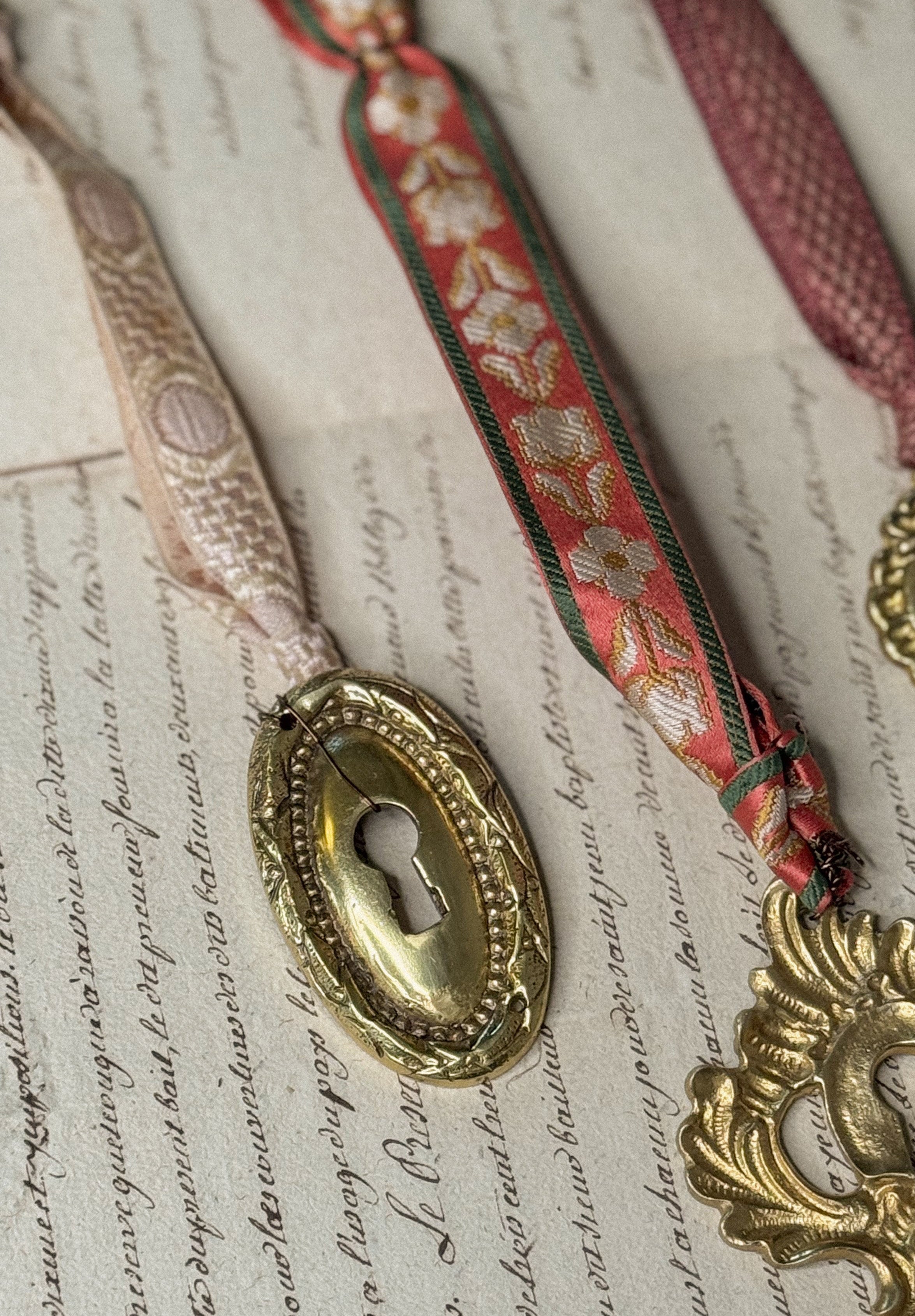 Ornament C: escutcheon with jacquard ribbon