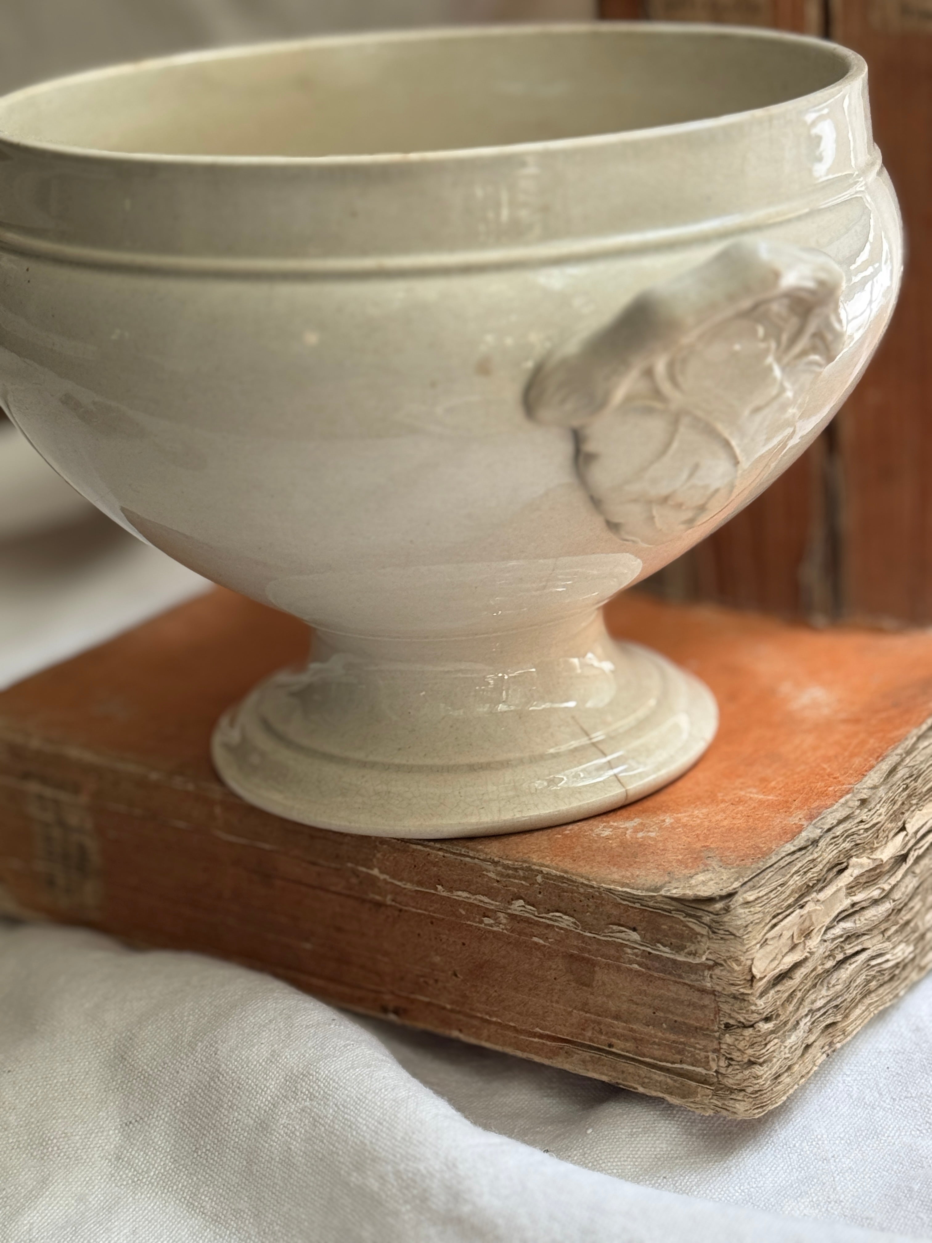 French Ironstone Soupière, Choisy-le-Roi, Hautin-Boulenger & Compagnie, Late 19th Century