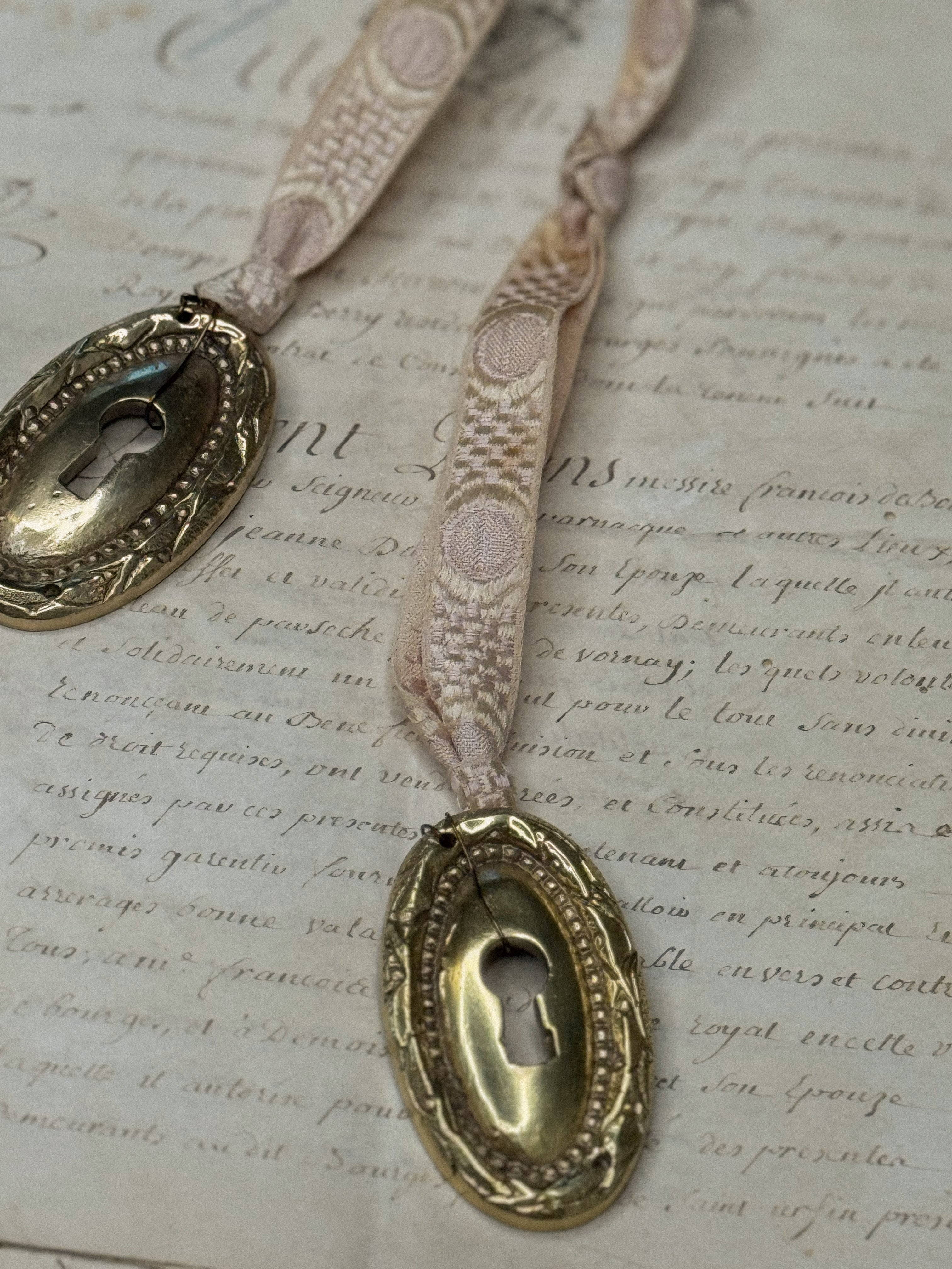 Ornament C: escutcheon with jacquard ribbon