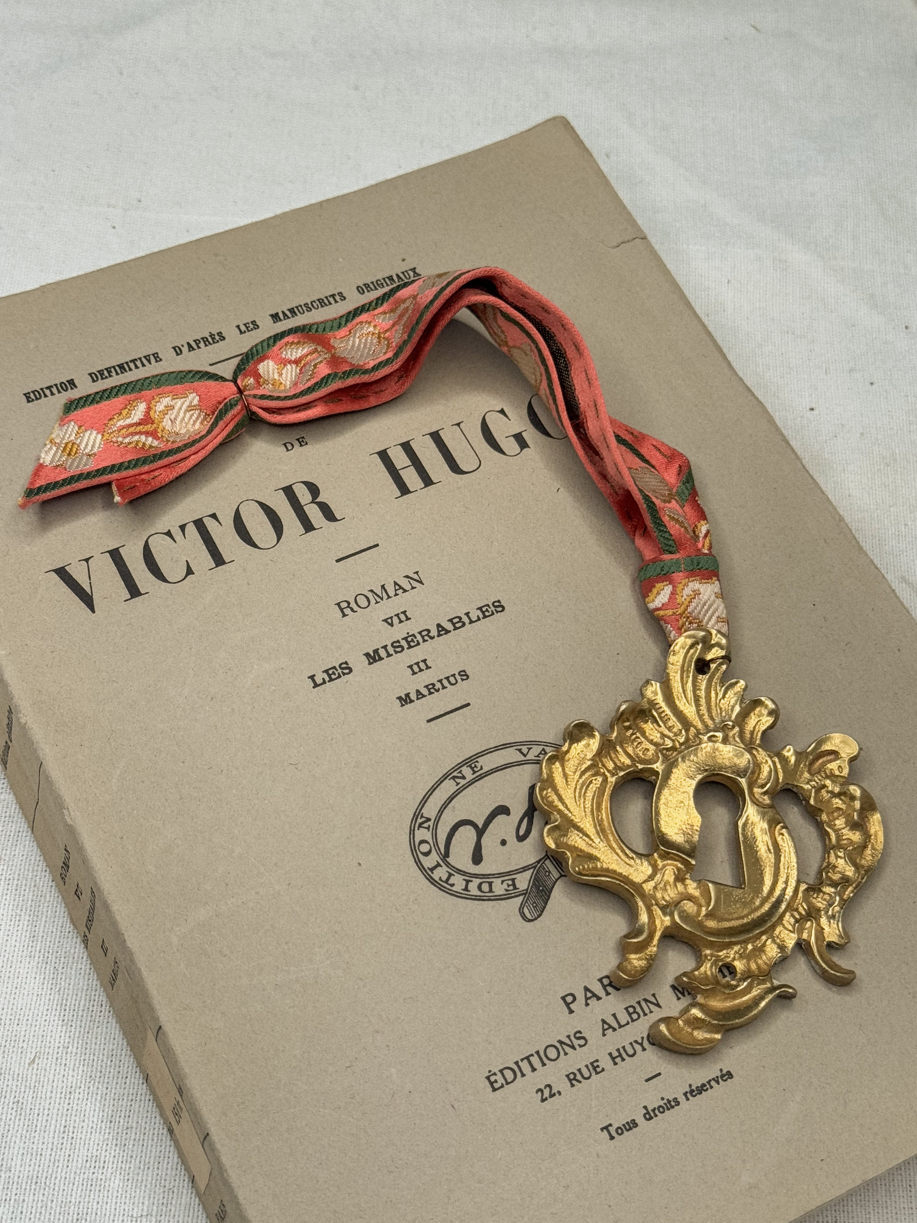 Ornament D: Escutcheon with jacquard trim