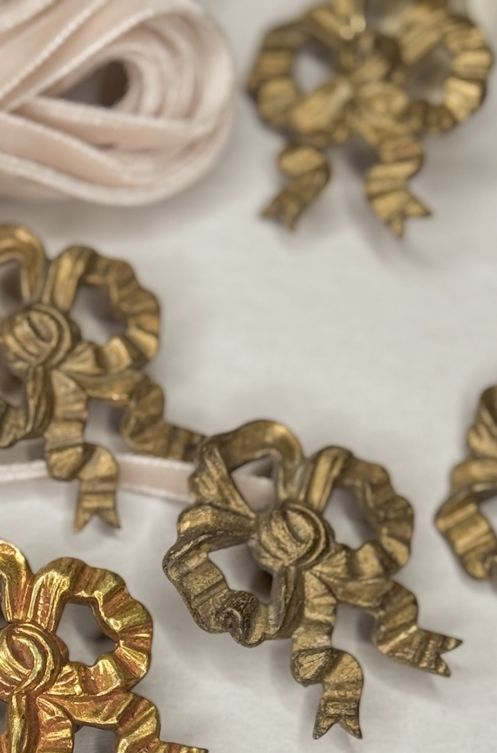 French brass bow ornament - large brilliant