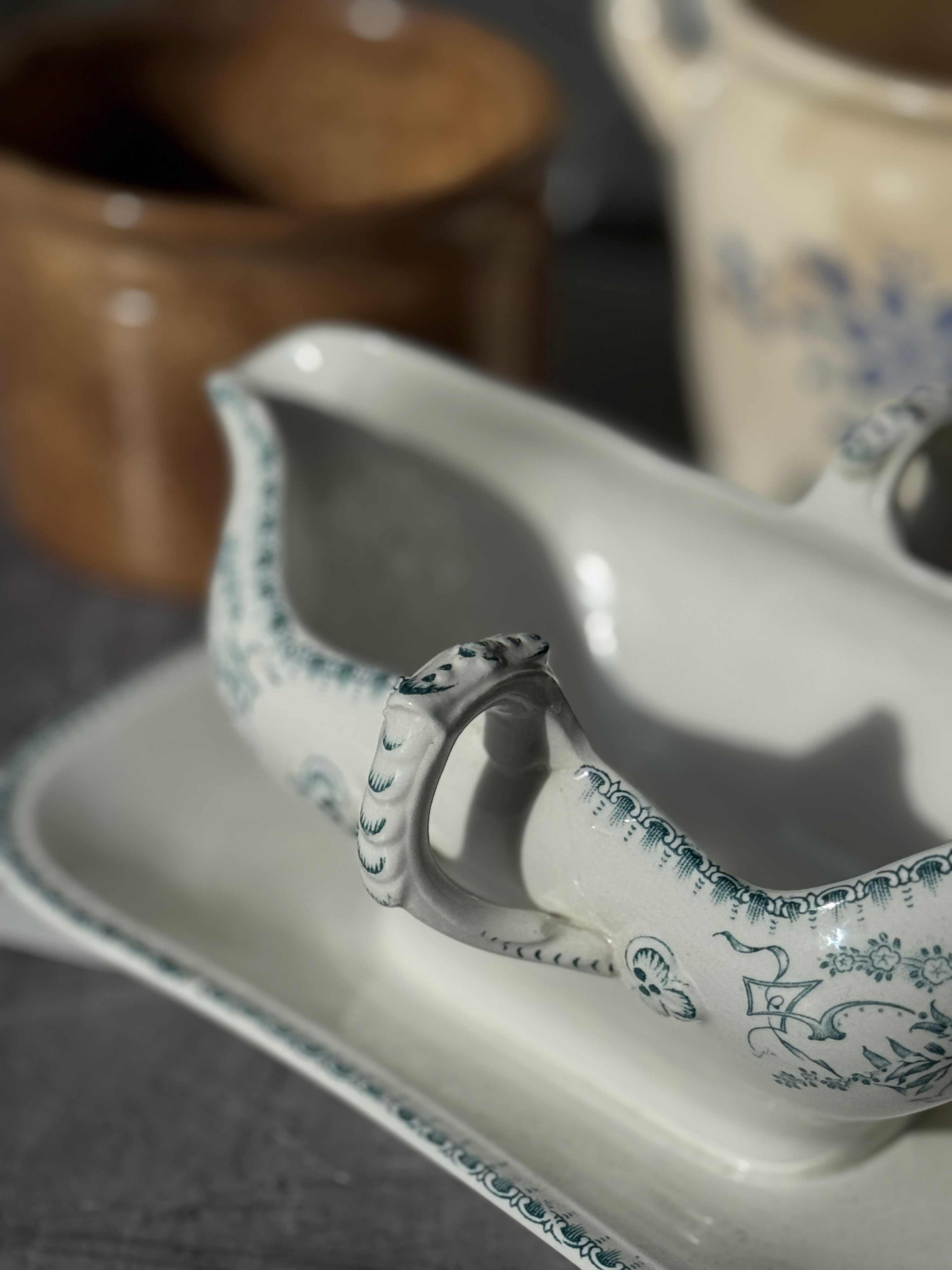 Boch Frères Belgian Saucière à Deux Becs, Rubis Pattern