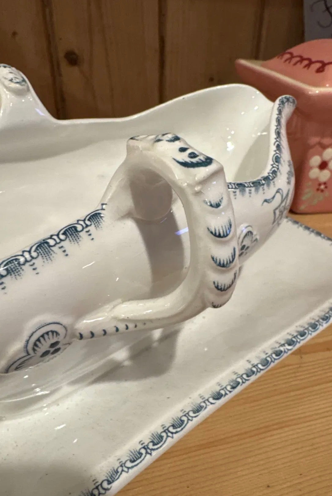 Boch Frères Belgian Saucière à Deux Becs, Rubis Pattern