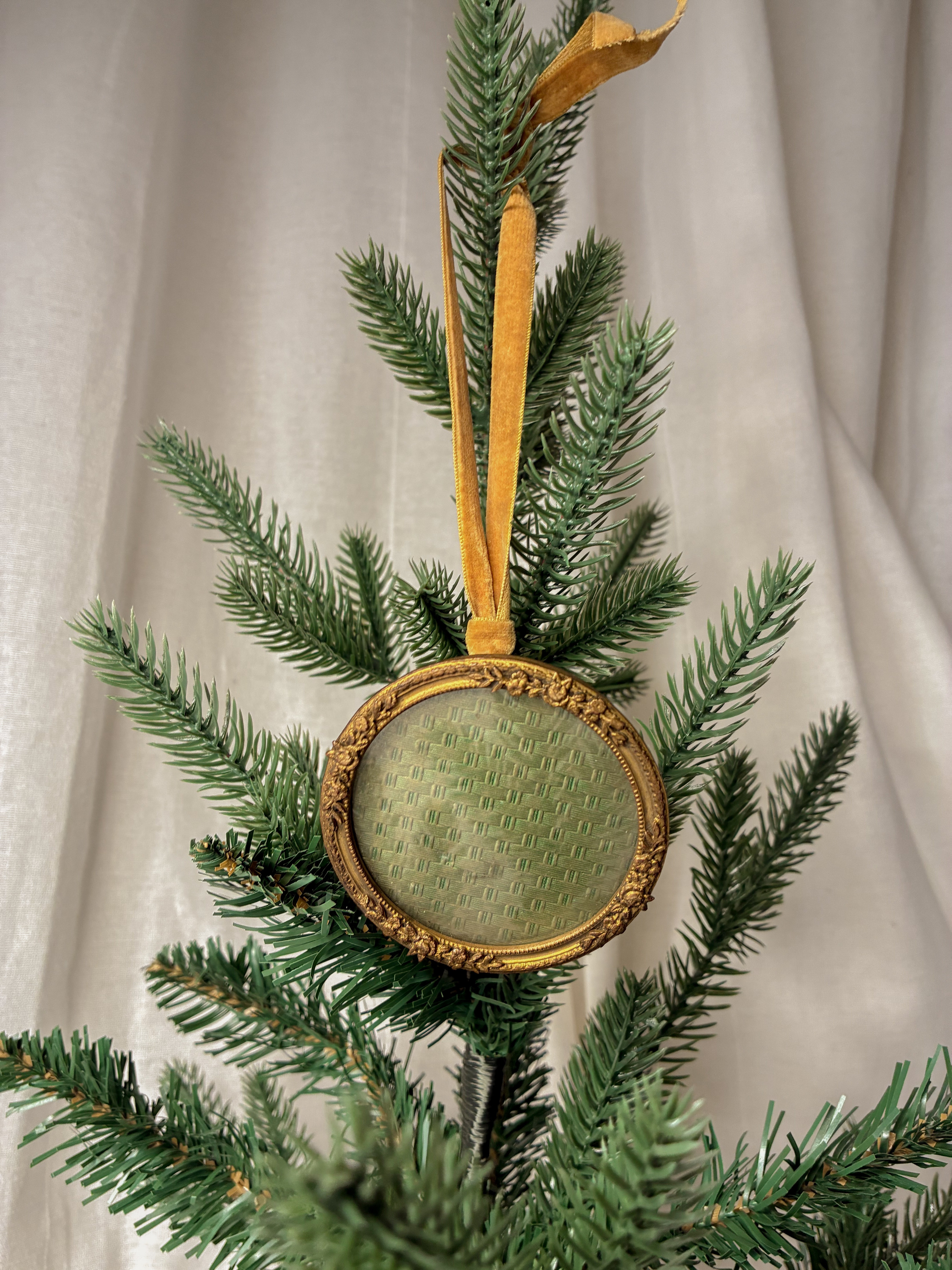 19th century gilded bronze frame ornament