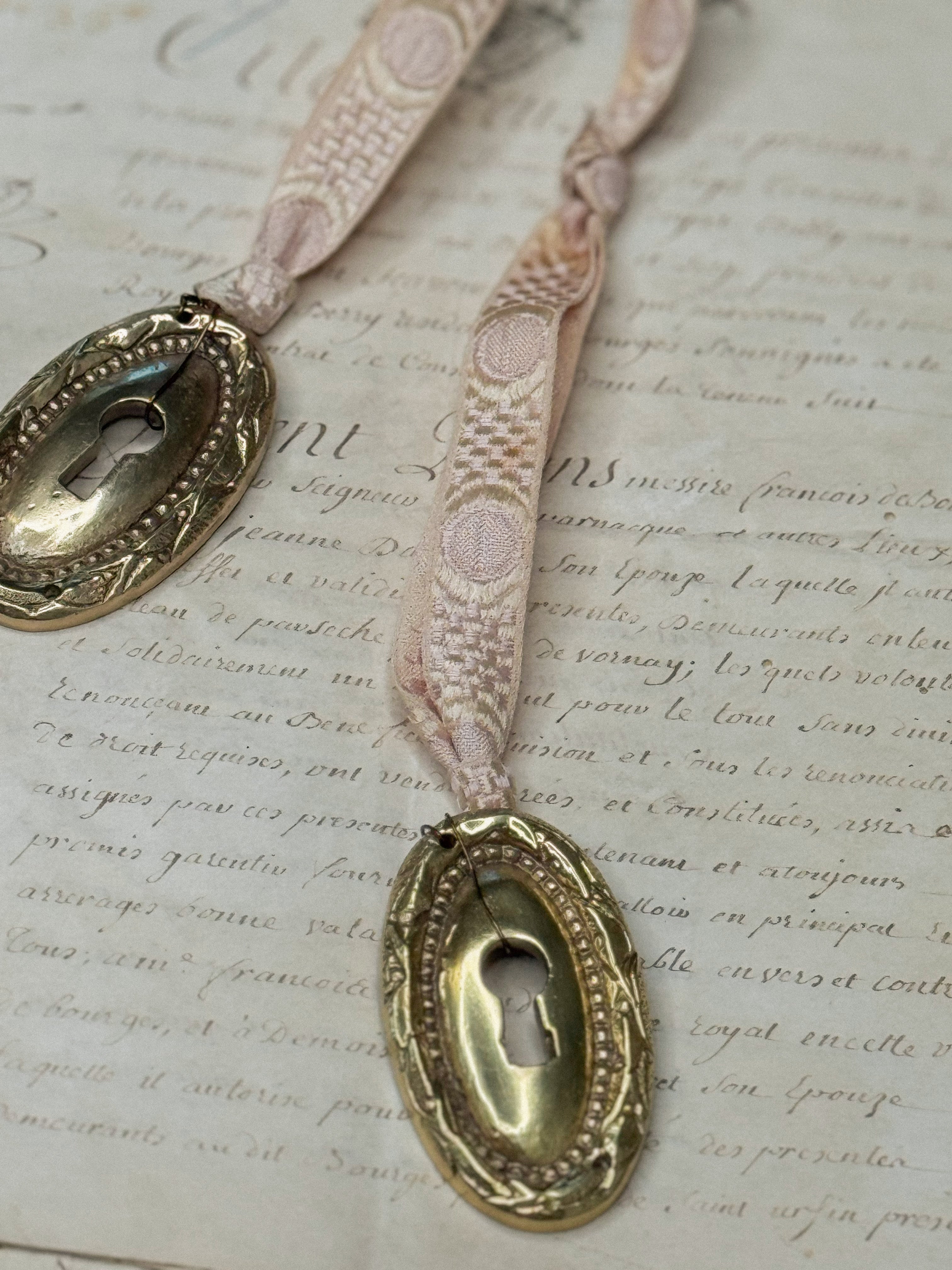 Ornament C: escutcheon with jacquard ribbon