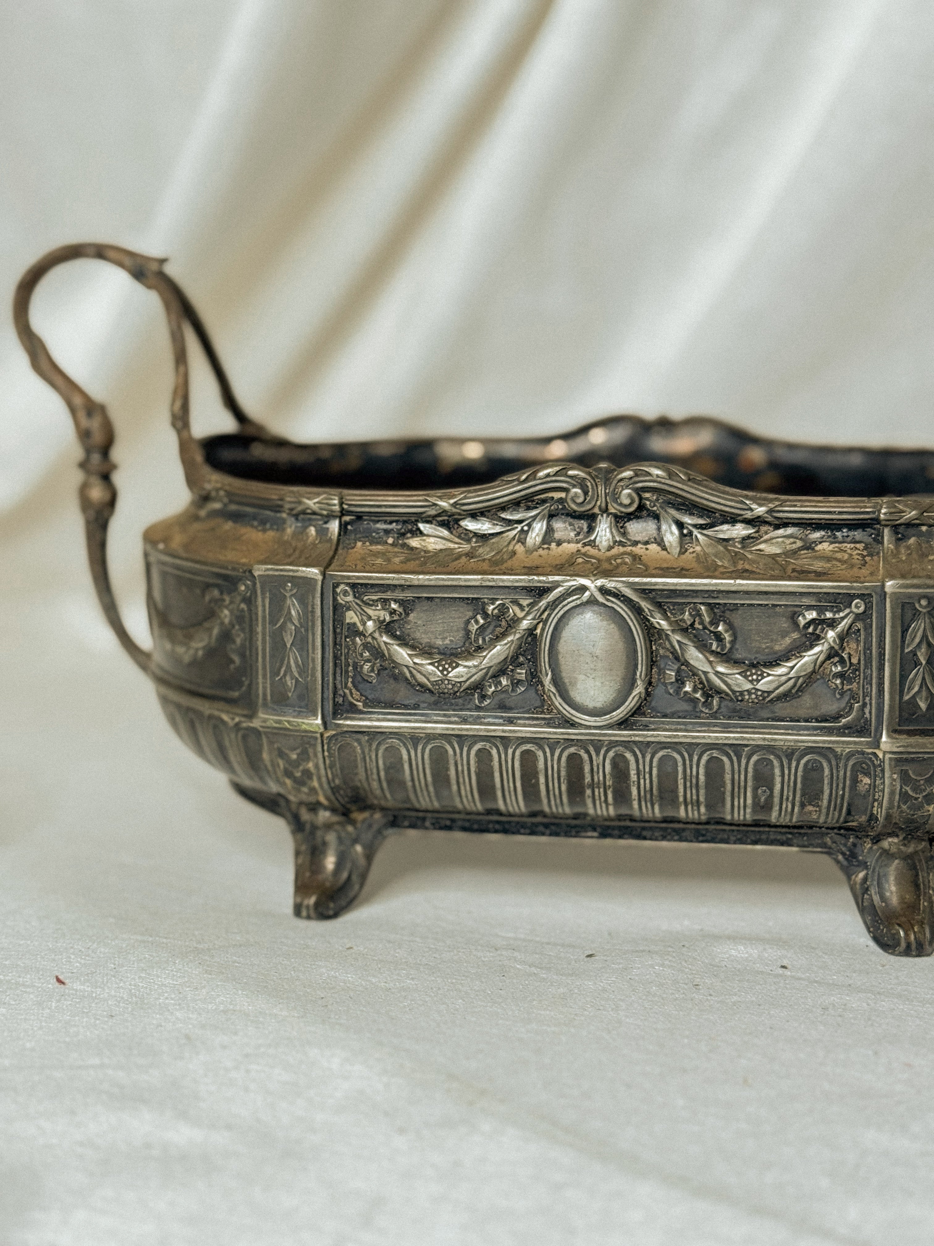 French Minerva Métal-Blanc Jardinière