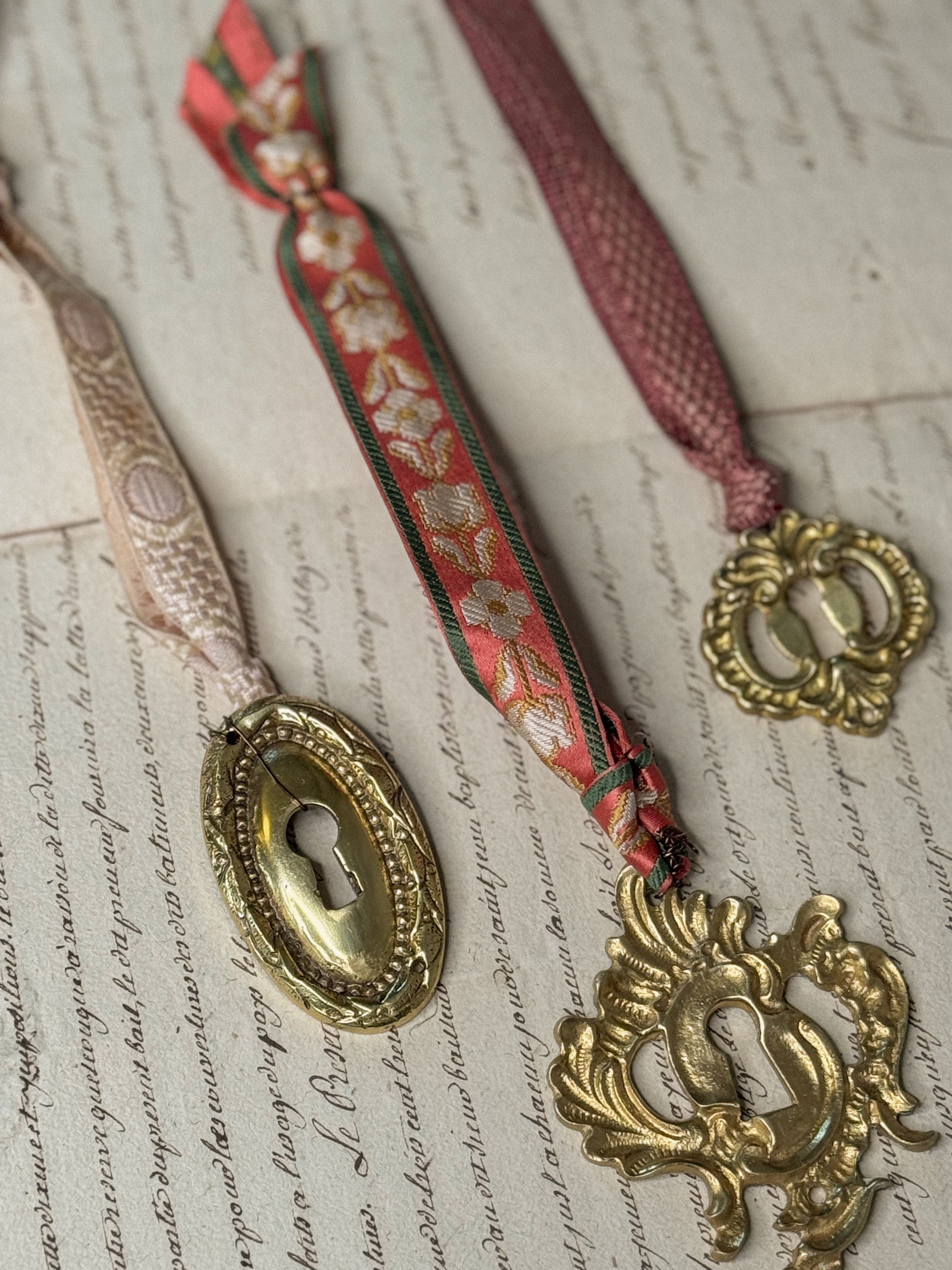 Ornament D: Escutcheon with jacquard trim