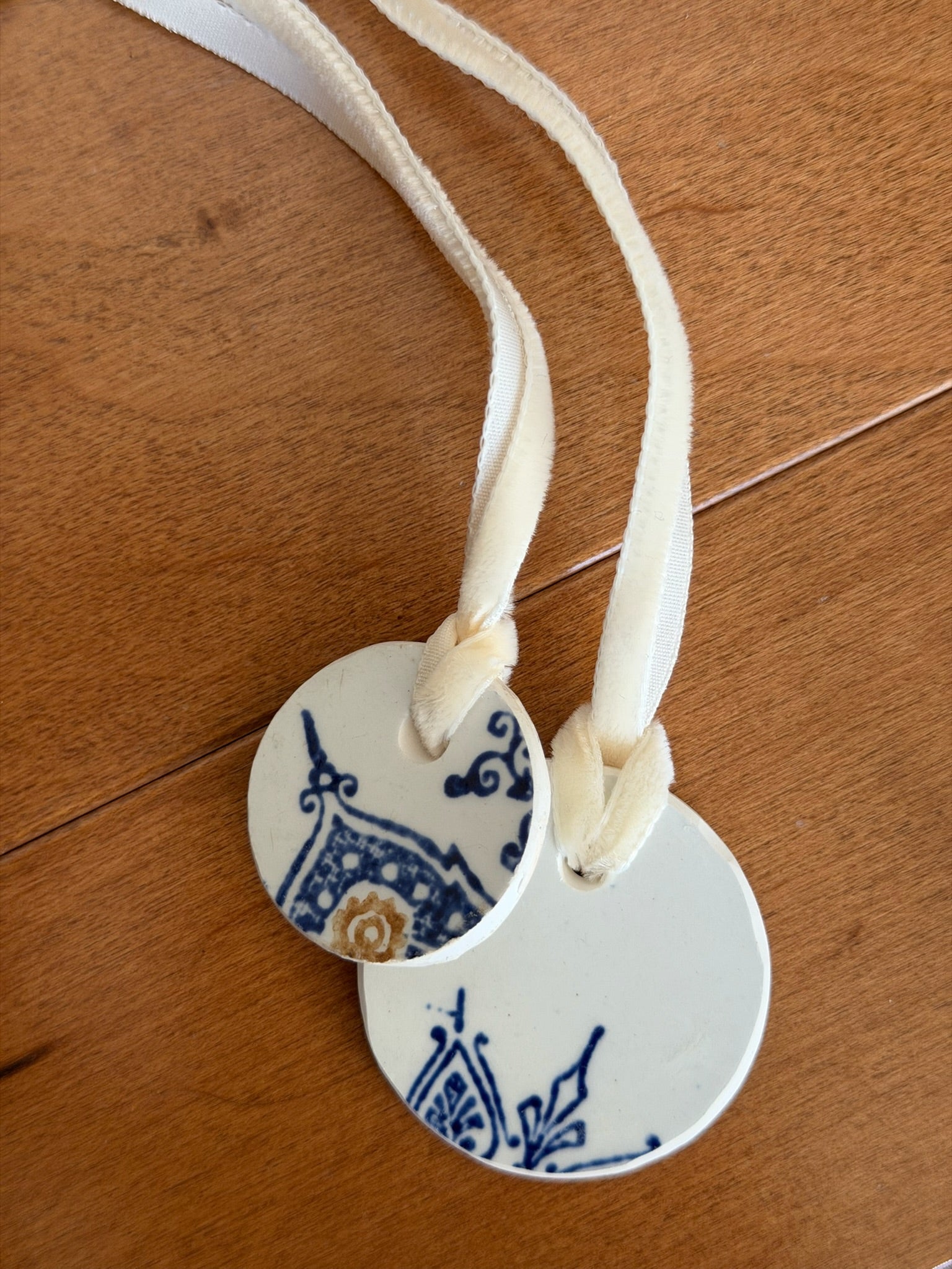 Antique plate fragment ornament - x-small