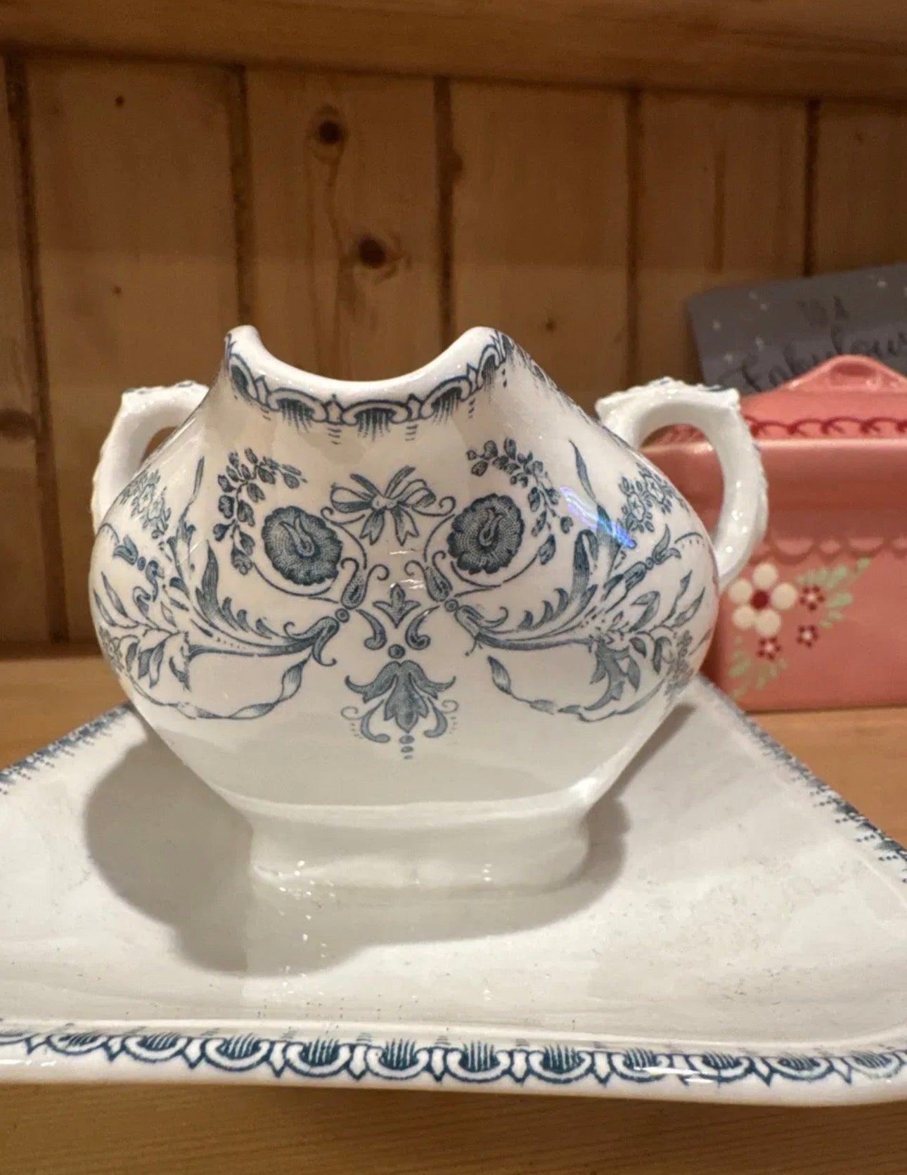 Boch Frères Belgian Saucière à Deux Becs, Rubis Pattern