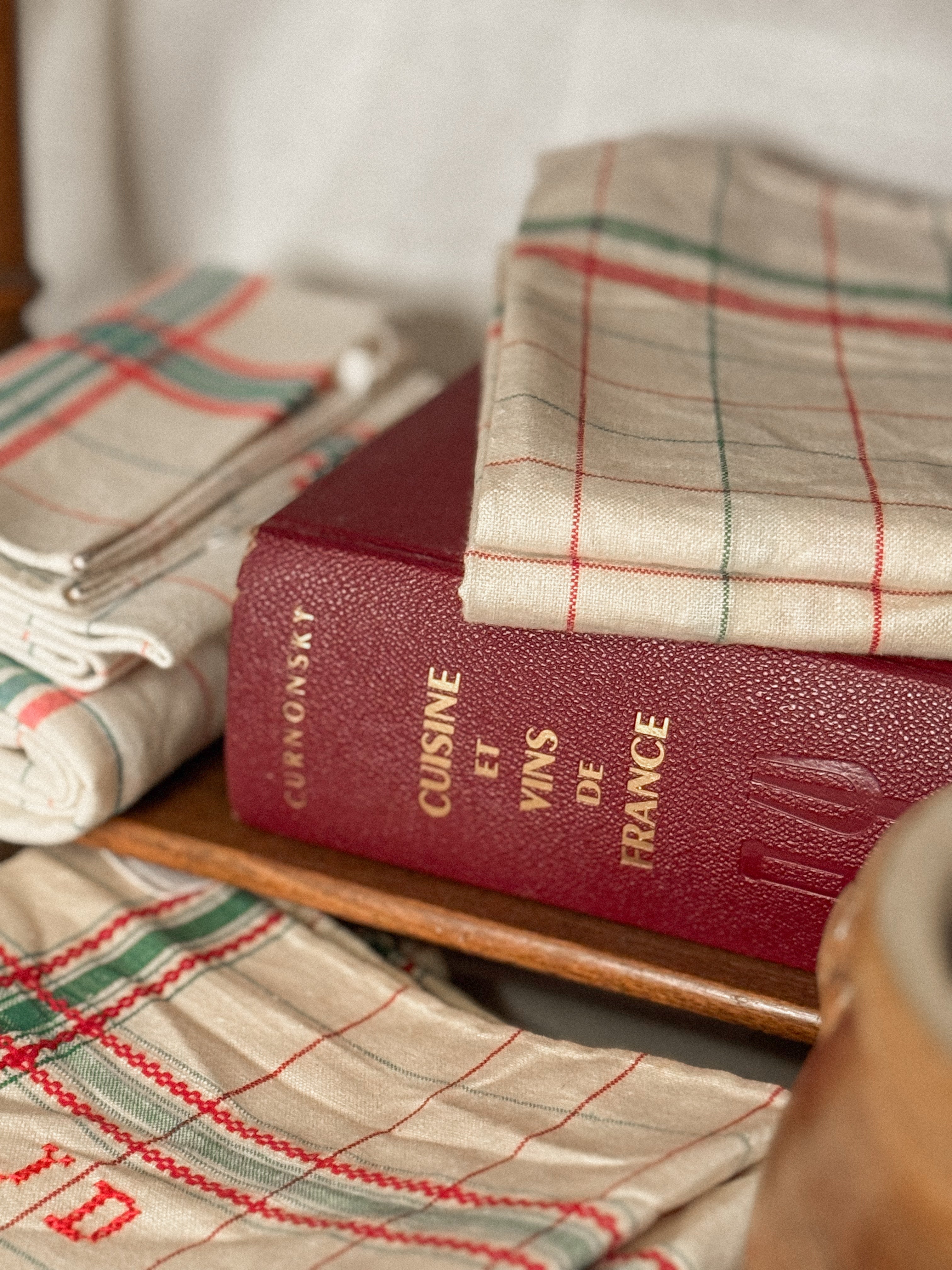 Cuisine et Vins de France — Vintage Cookbook - first edition