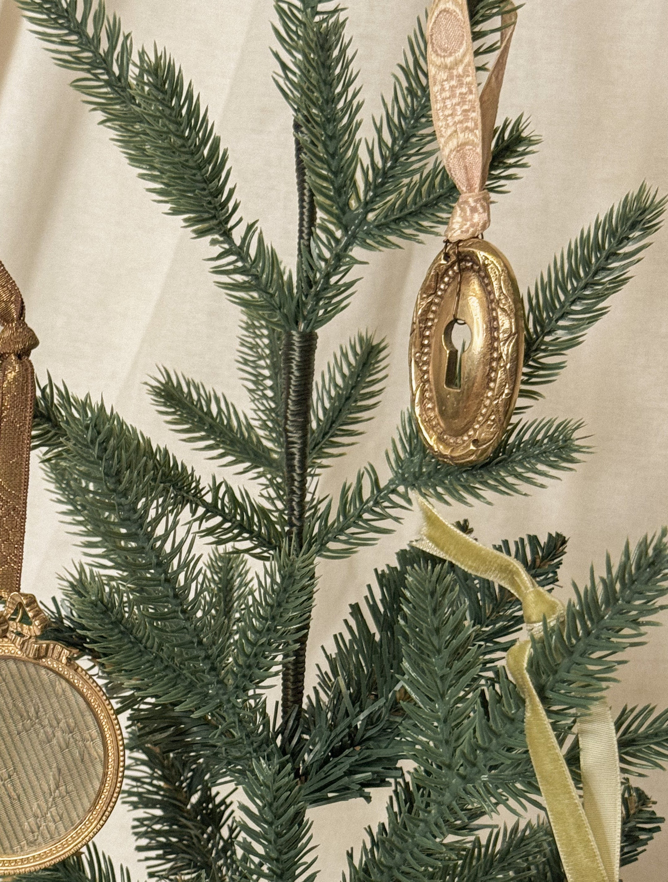 Ornament C: escutcheon with jacquard ribbon