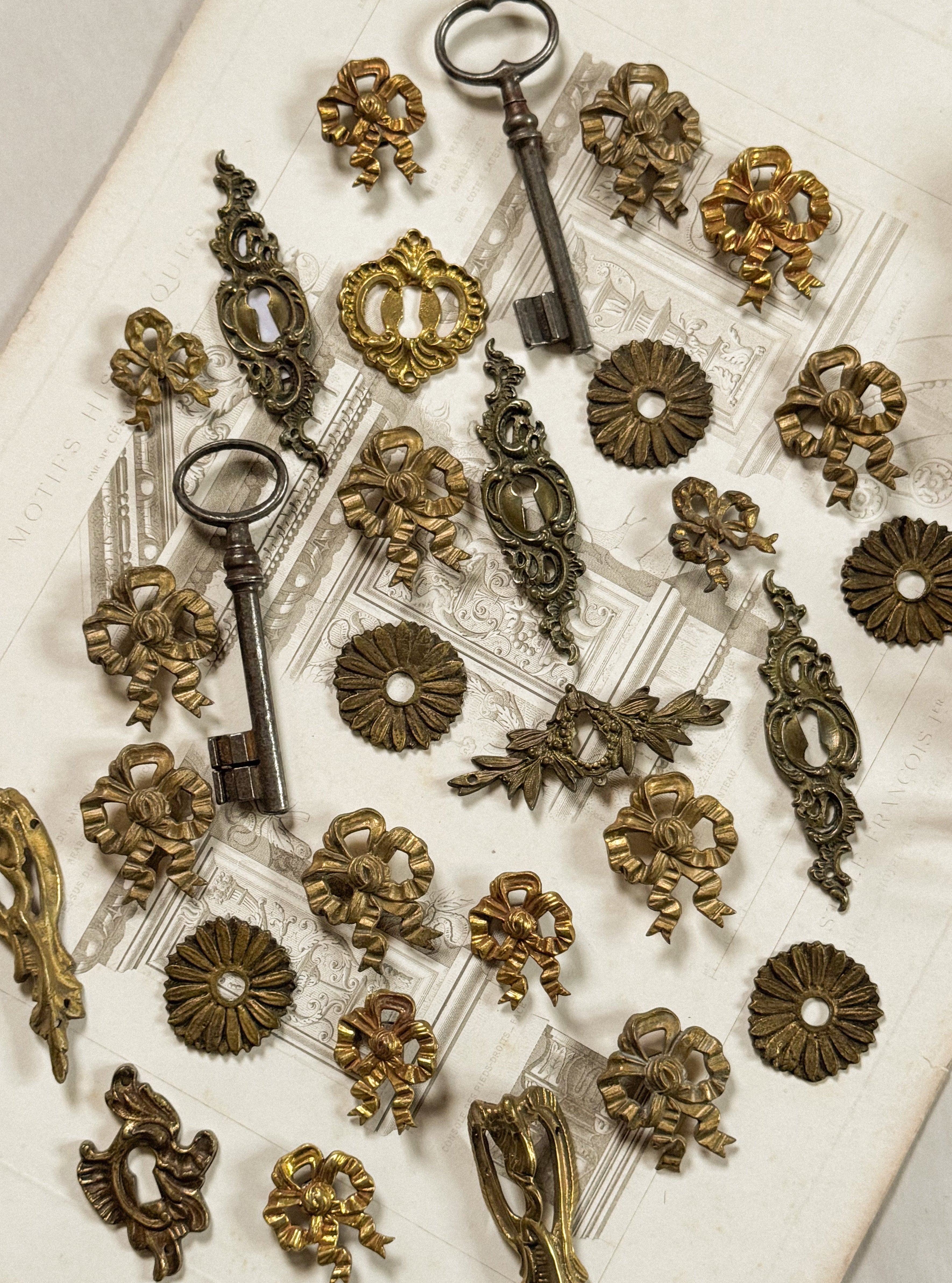 French brass bow ornament - large brilliant