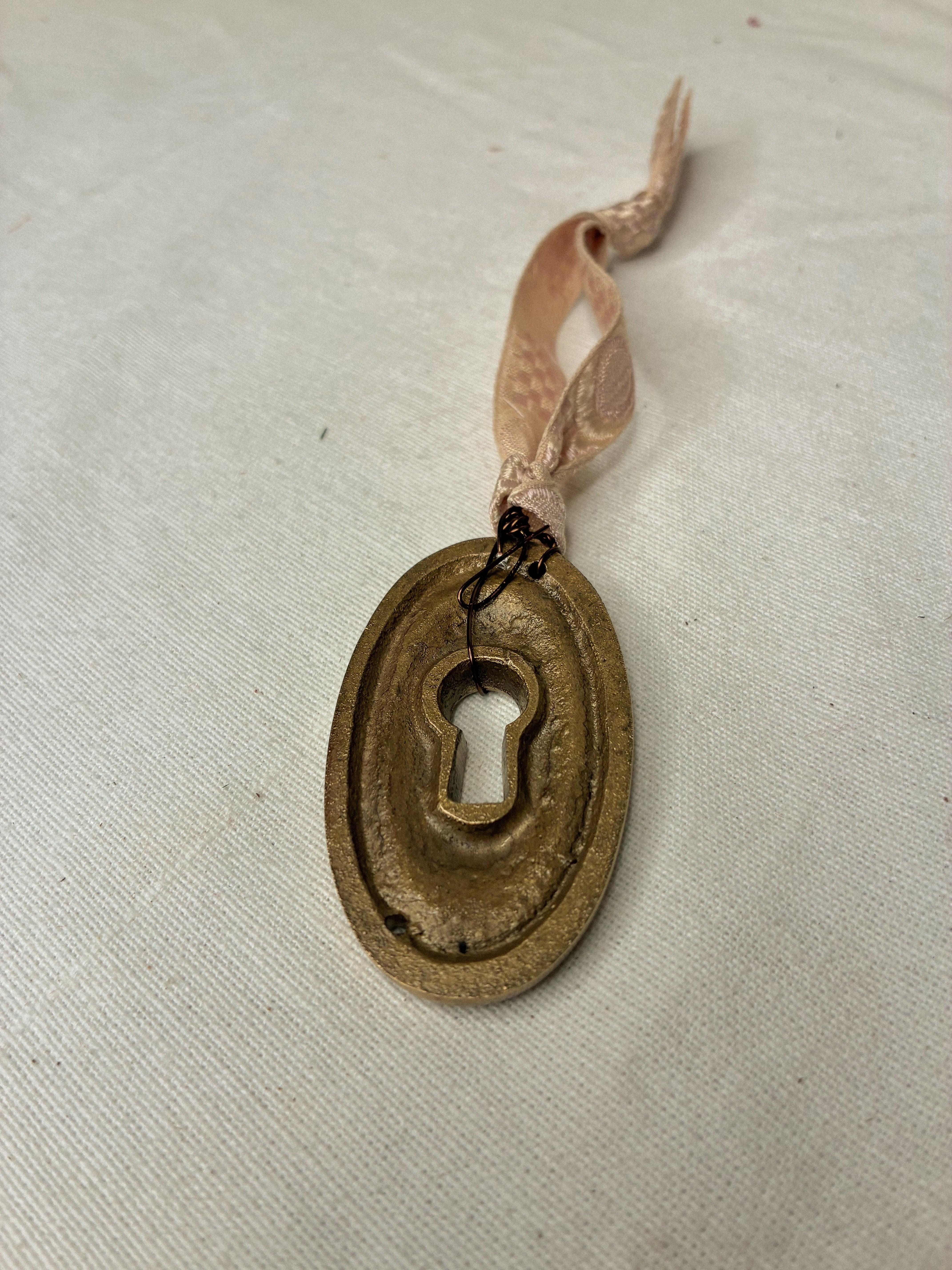 Ornament C: escutcheon with jacquard ribbon