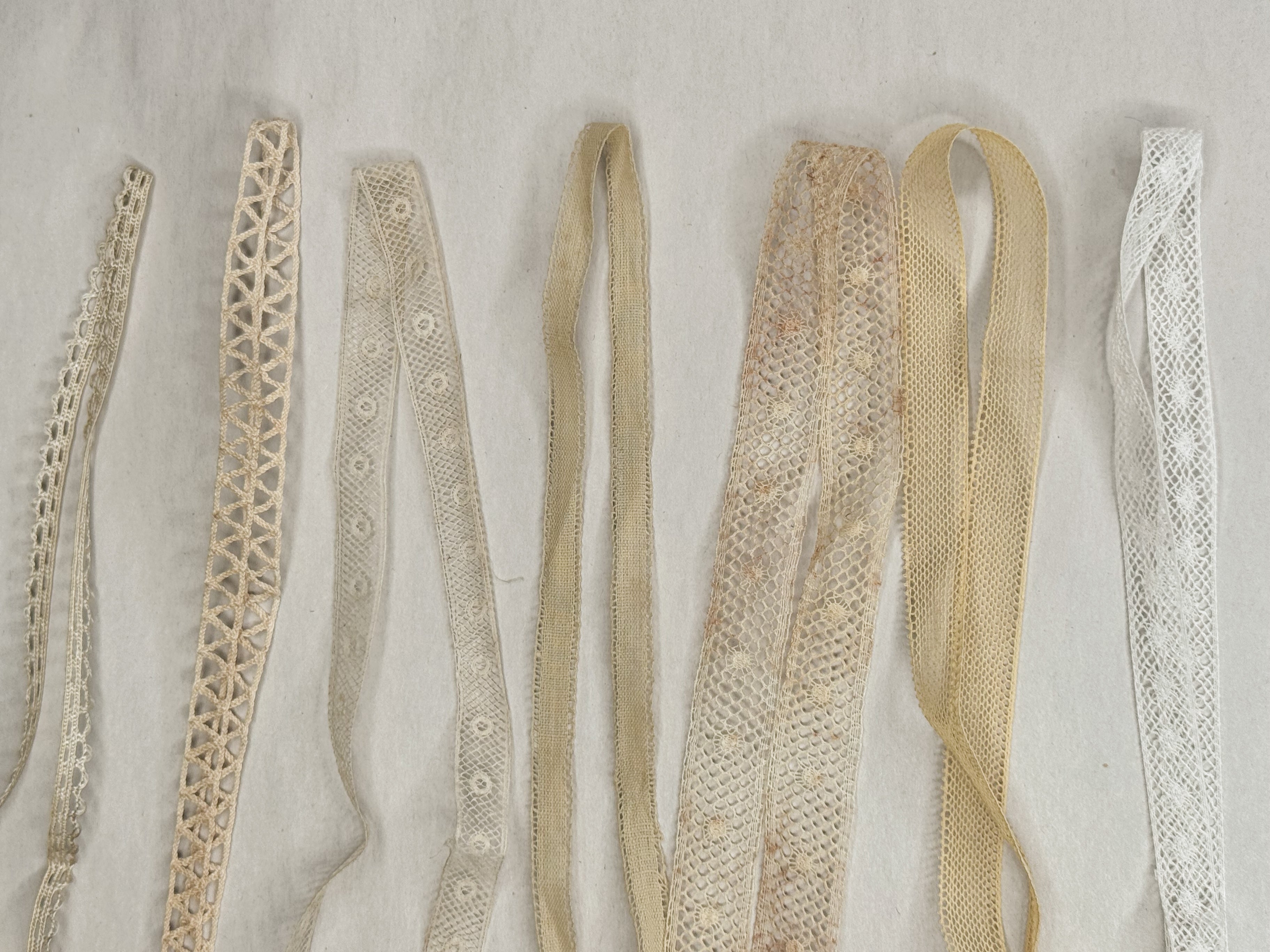 French brass bow ornament - large brilliant