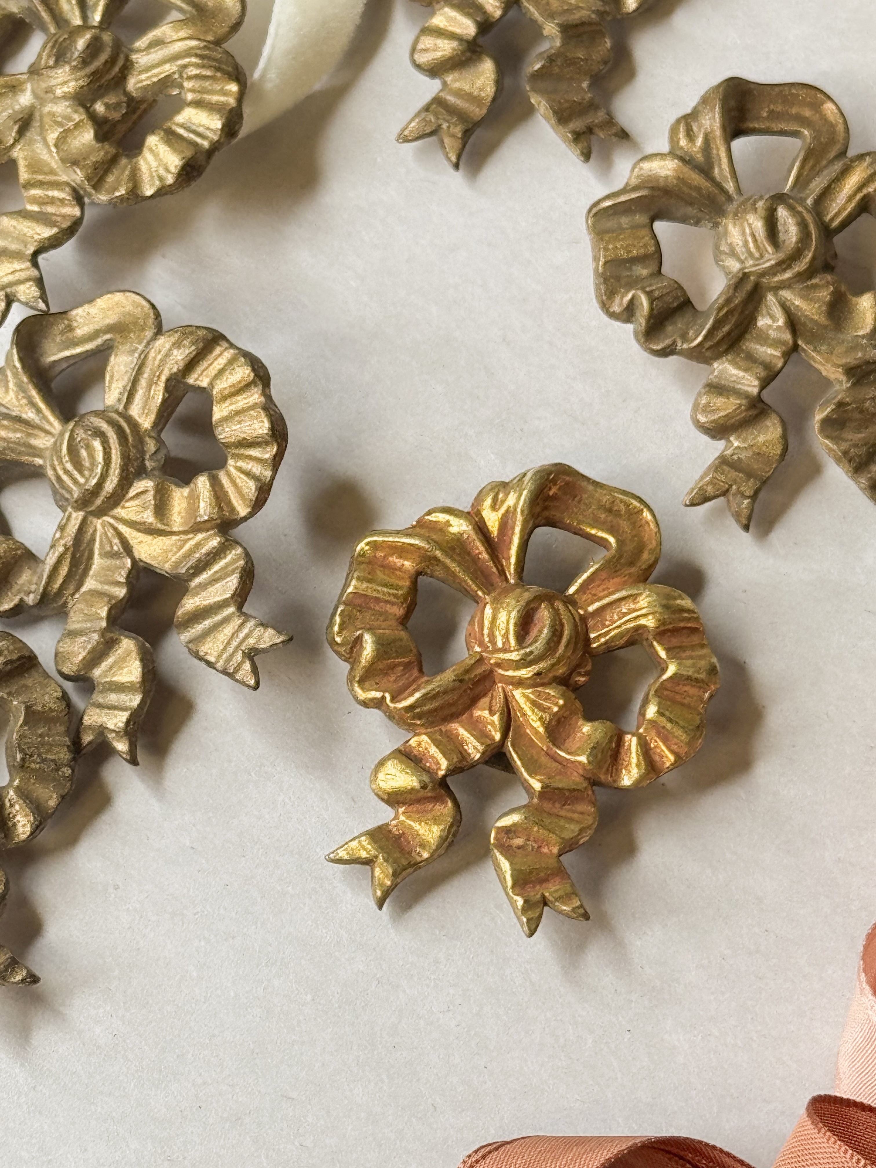 French brass bow ornament - large brilliant