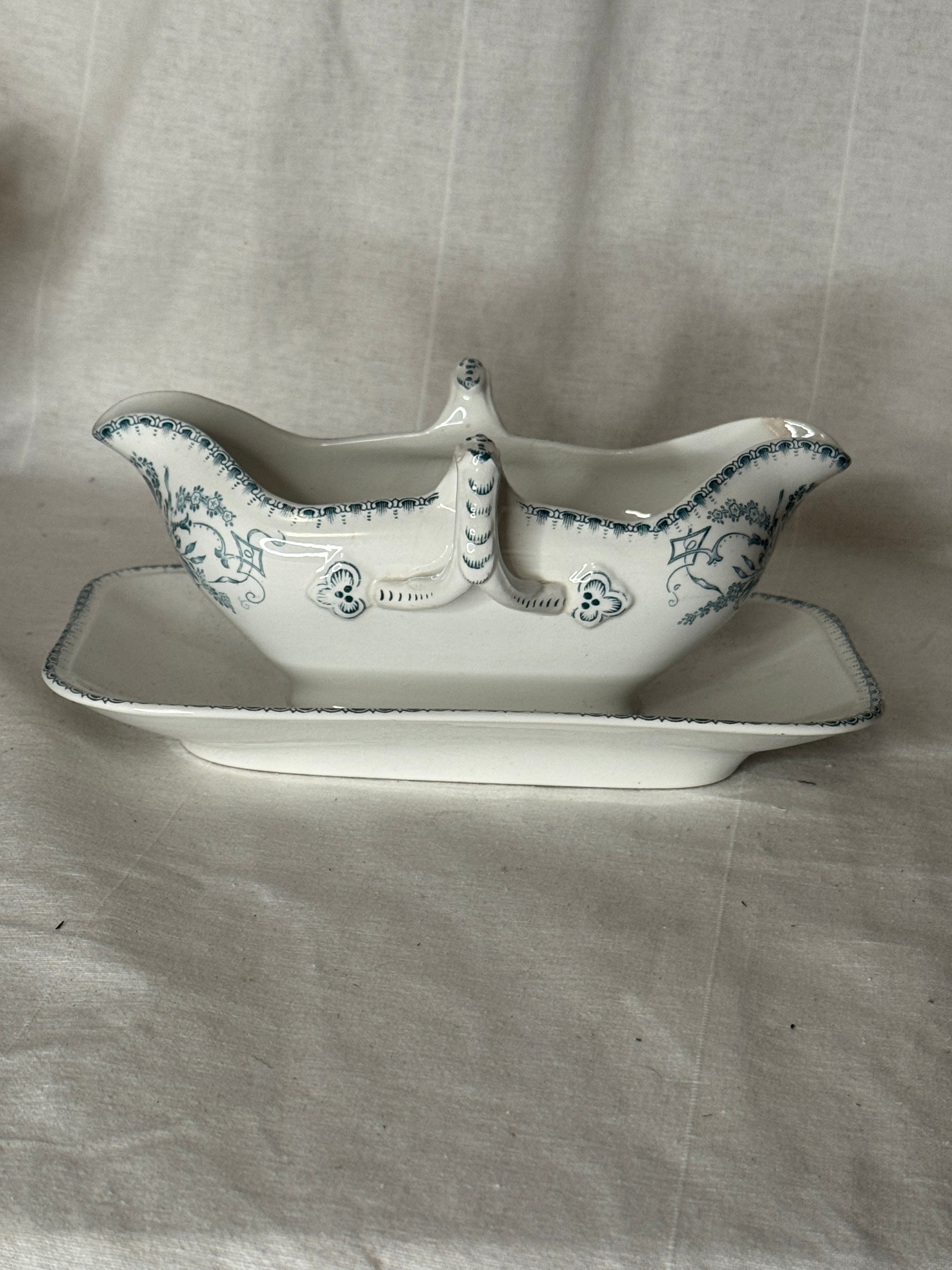 Boch Frères Belgian Saucière à Deux Becs, Rubis Pattern