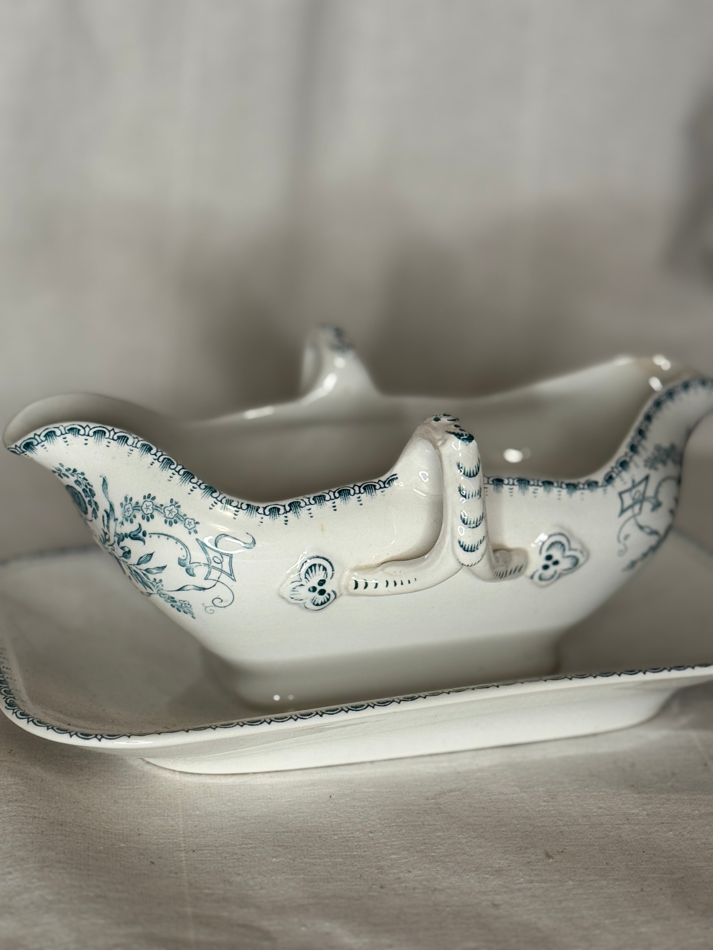 Boch Frères Belgian Saucière à Deux Becs, Rubis Pattern