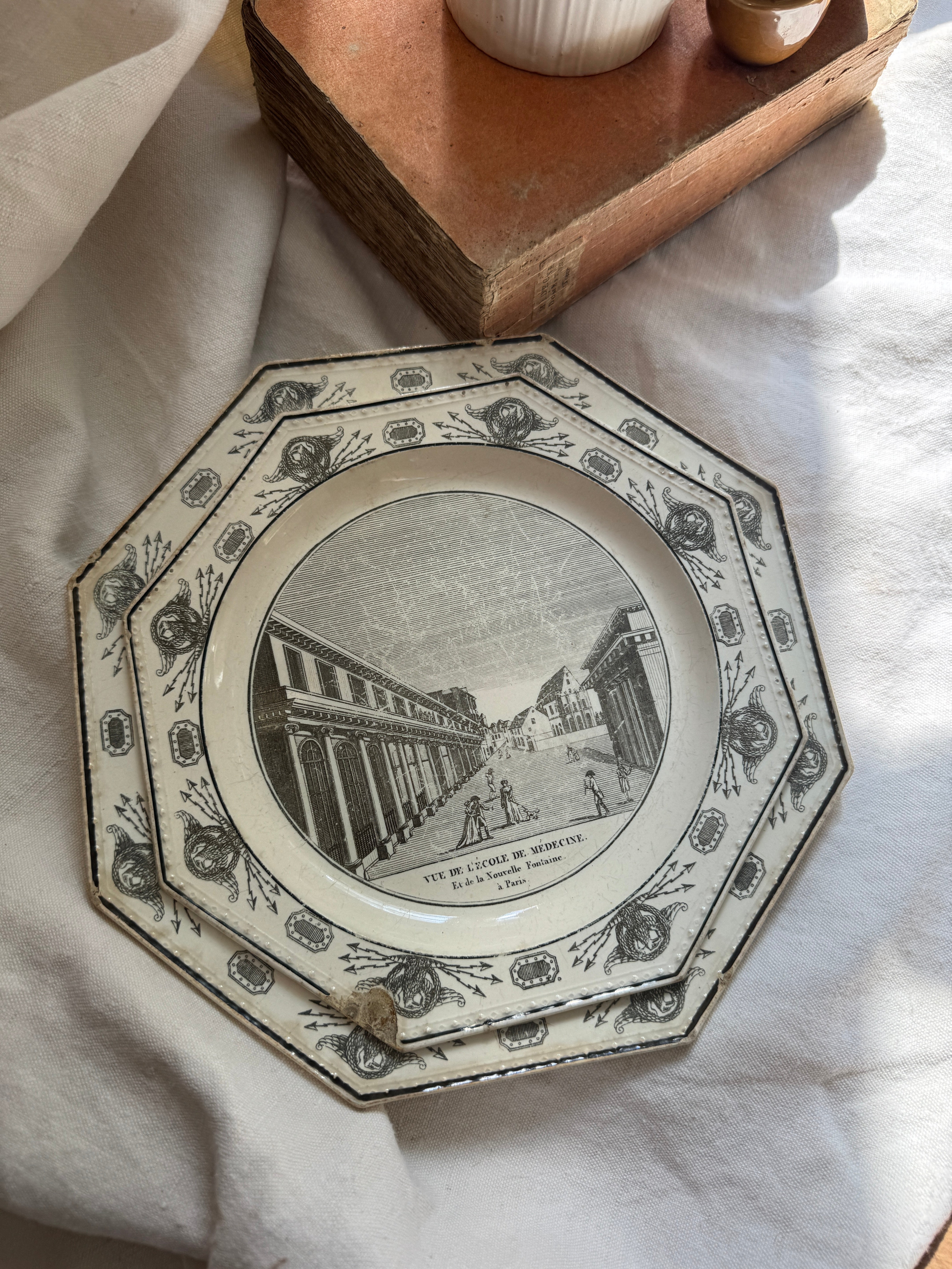 Pair of French Neoclassical Faïence Architecture Plates, Stone, Coquerel et Le Gros, Creil, circa 1810
