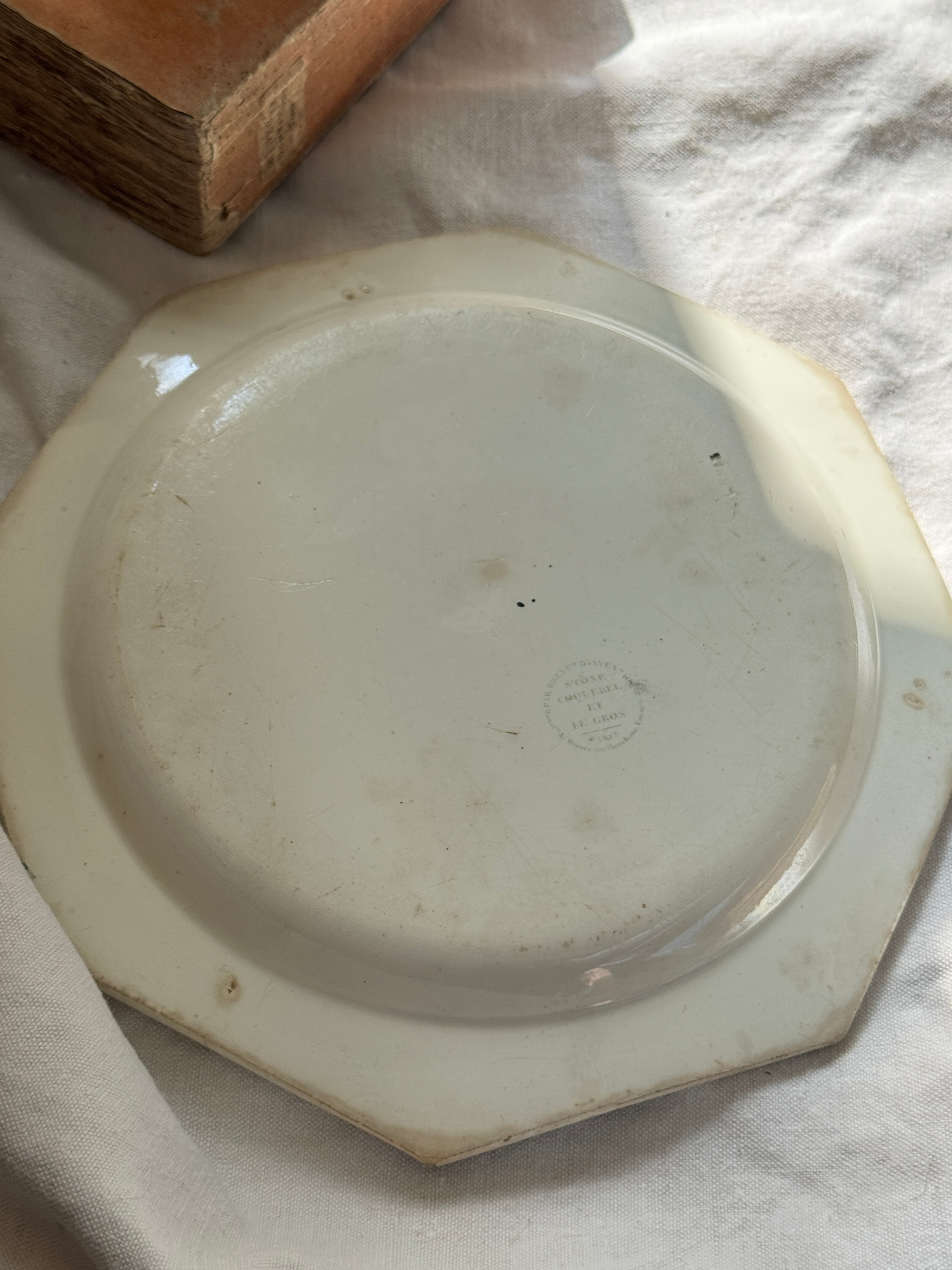Pair of French Neoclassical Faïence Architecture Plates, Stone, Coquerel et Le Gros, Creil, circa 1810