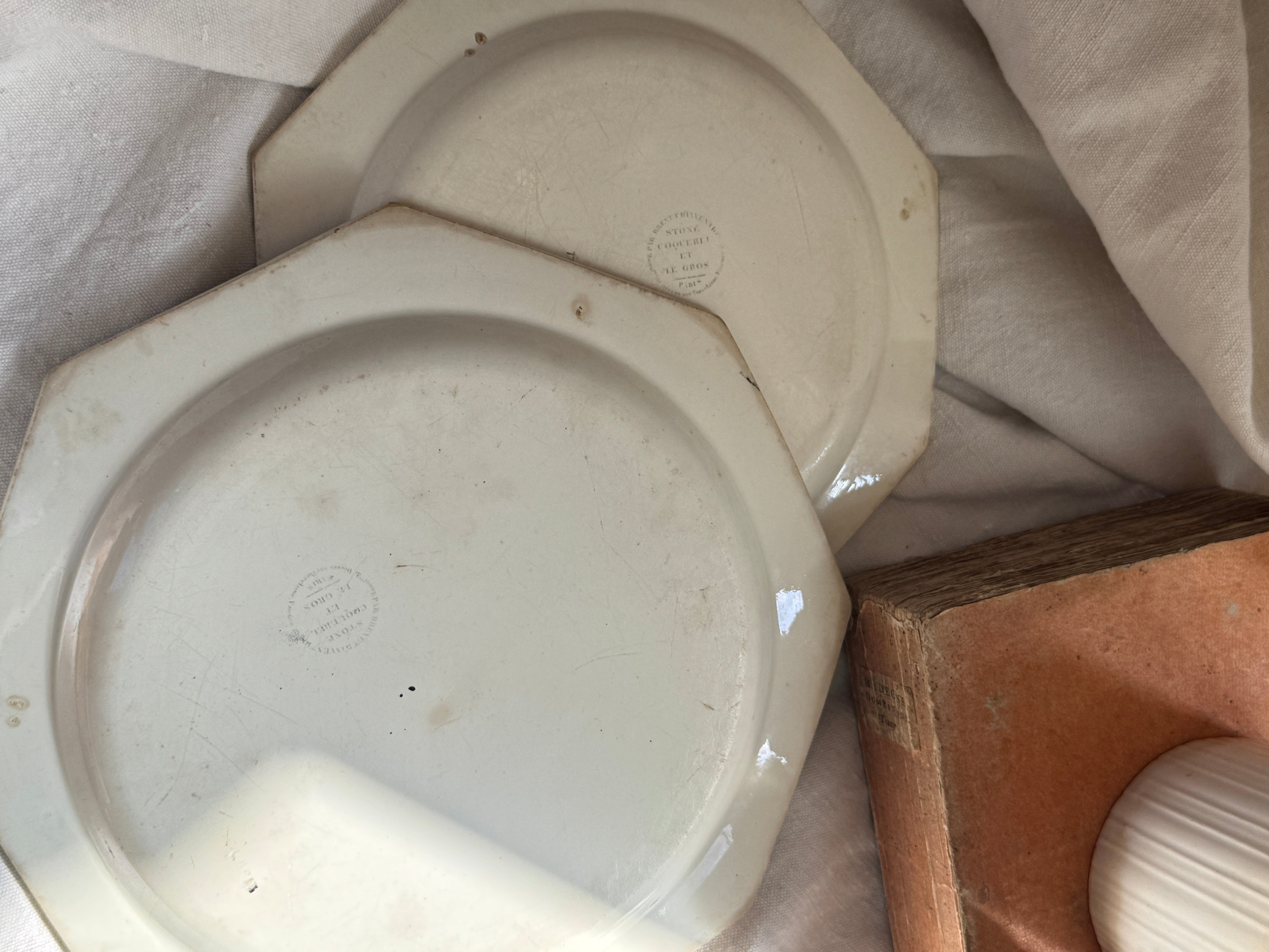 Pair of French Neoclassical Faïence Architecture Plates, Stone, Coquerel et Le Gros, Creil, circa 1810